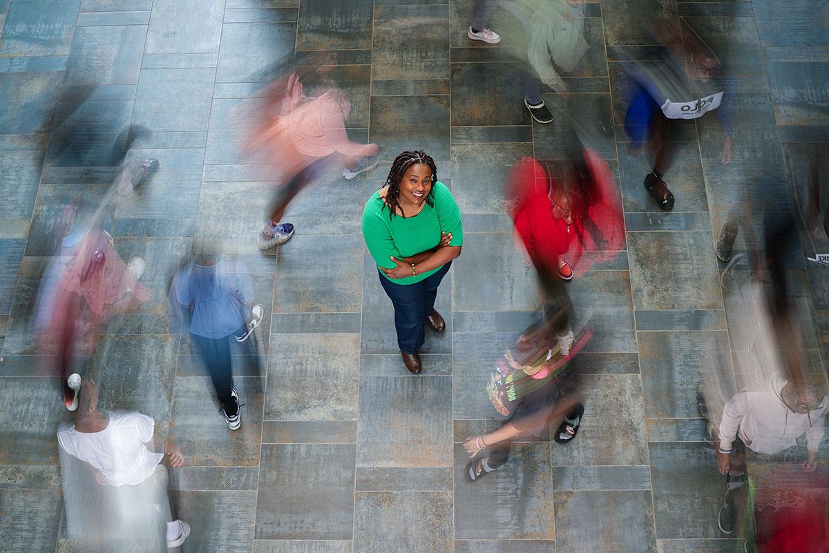 Dr. Keli 克里斯多夫 pictured from above with blurred students running around her